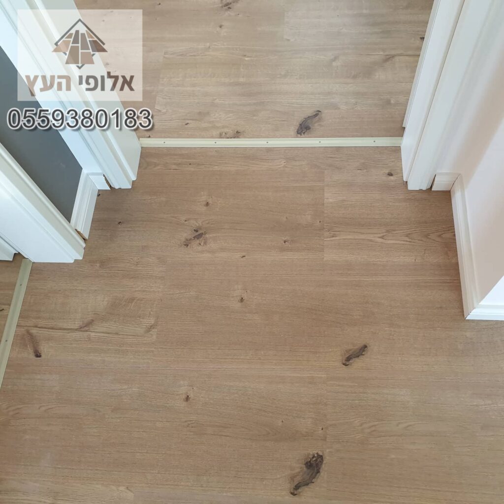 פרקט בסגנון טבעי מותקן בבית במזכרת בתיה
